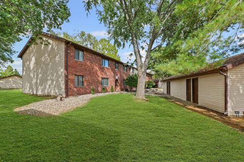 Photo of 1302 Christopher Circle #4, Urbana, IL 61802 (MLS # 12482258) Photo of 1302 Christopher Circle #4, Urbana, IL 61802 (MLS # 12482258)