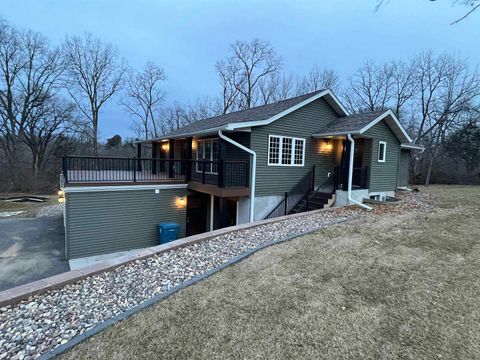 Photo of 25130 Valley Dr Drive, Bettendorf, IA 52722 (MLS # 100000654)