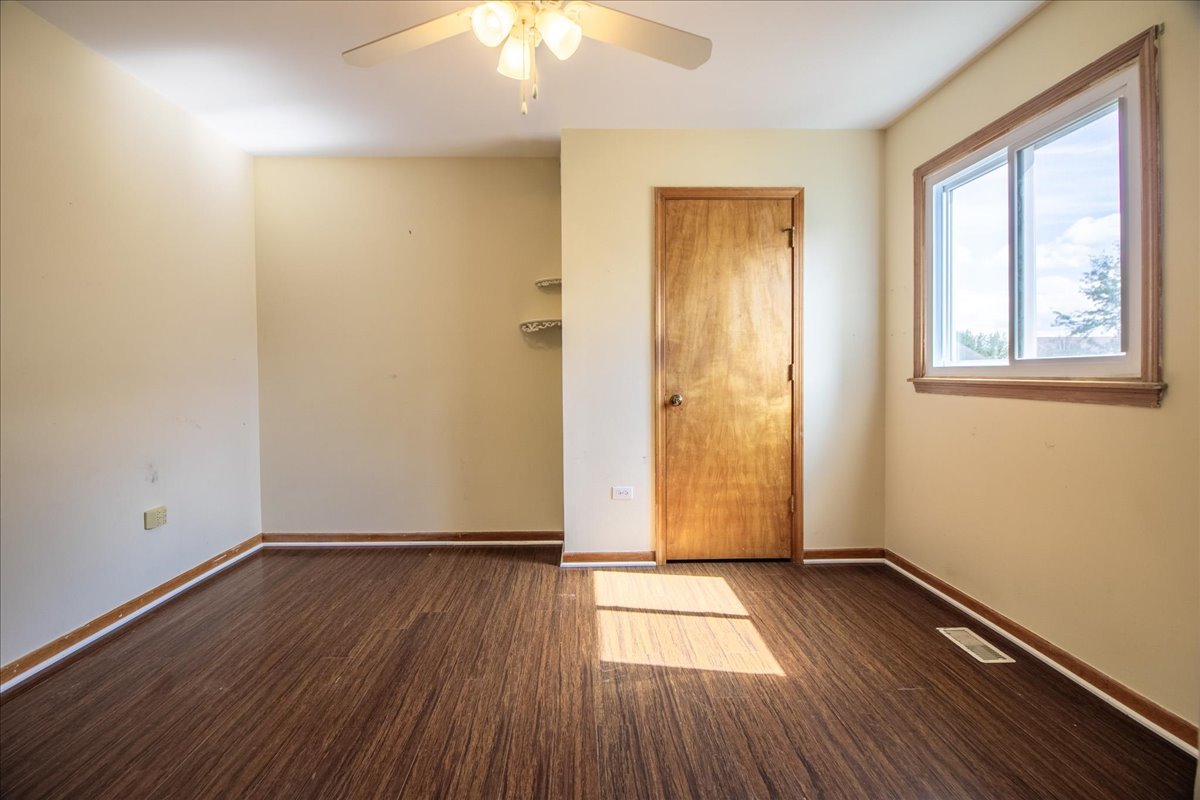 Bolingbrook, Illinois 60490, United States, 4 Bedrooms Bedrooms, ,3 BathroomsBathrooms,Residential,Contingent,236195