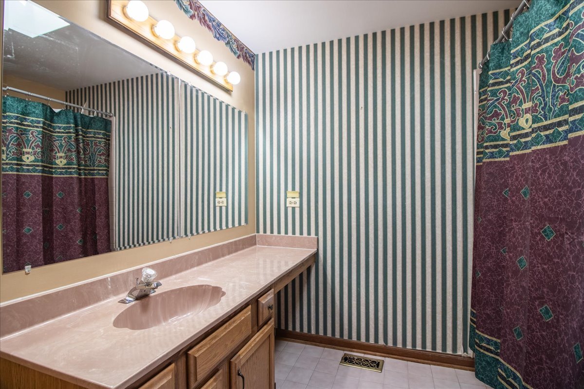 Bolingbrook, Illinois 60490, United States, 4 Bedrooms Bedrooms, ,3 BathroomsBathrooms,Residential,Contingent,236195