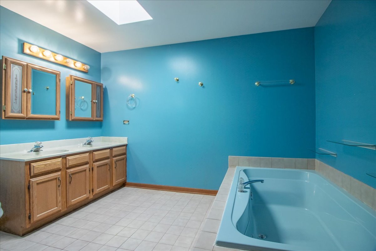 Bolingbrook, Illinois 60490, United States, 4 Bedrooms Bedrooms, ,3 BathroomsBathrooms,Residential,Contingent,236195