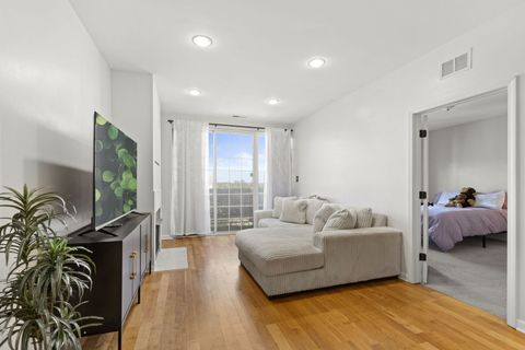 Tiny photo for 5300 N LINCOLN Avenue #4E, Chicago, IL 60625 (MLS # 12517891)