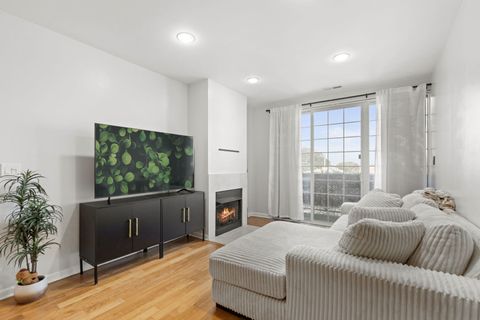 Tiny photo for 5300 N LINCOLN Avenue #4E, Chicago, IL 60625 (MLS # 12517891)