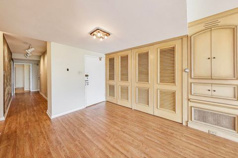 Tiny photo for 1508 Hinman Avenue #8B, Evanston, IL 60201 (MLS # 12502283)