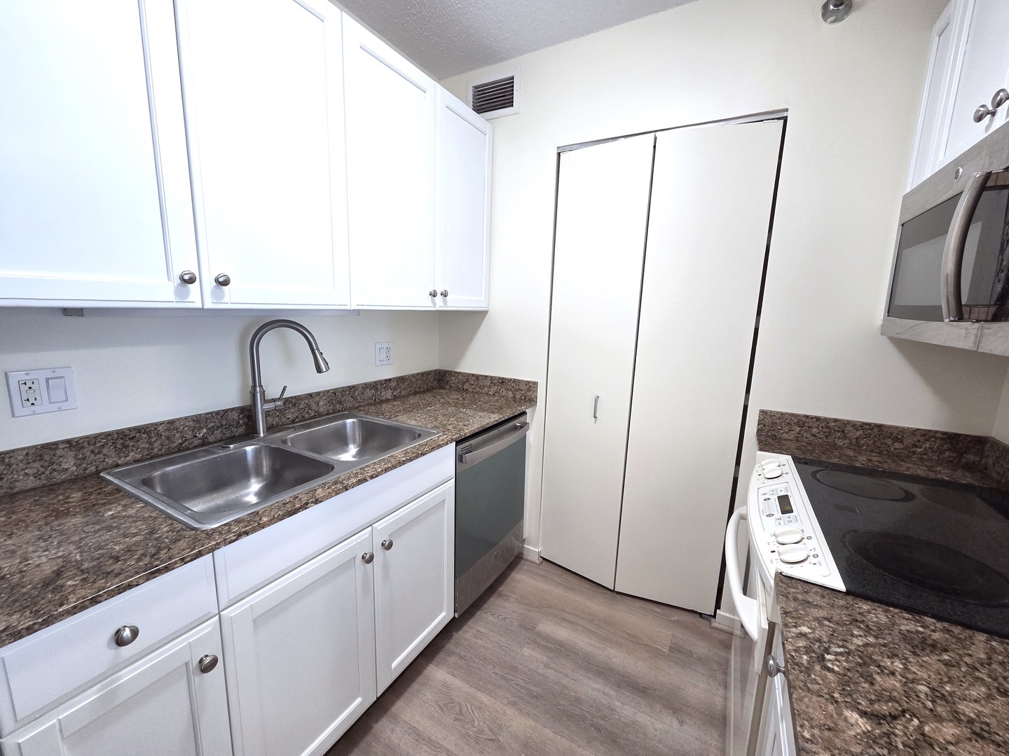 400 N LaSalle Street 4106