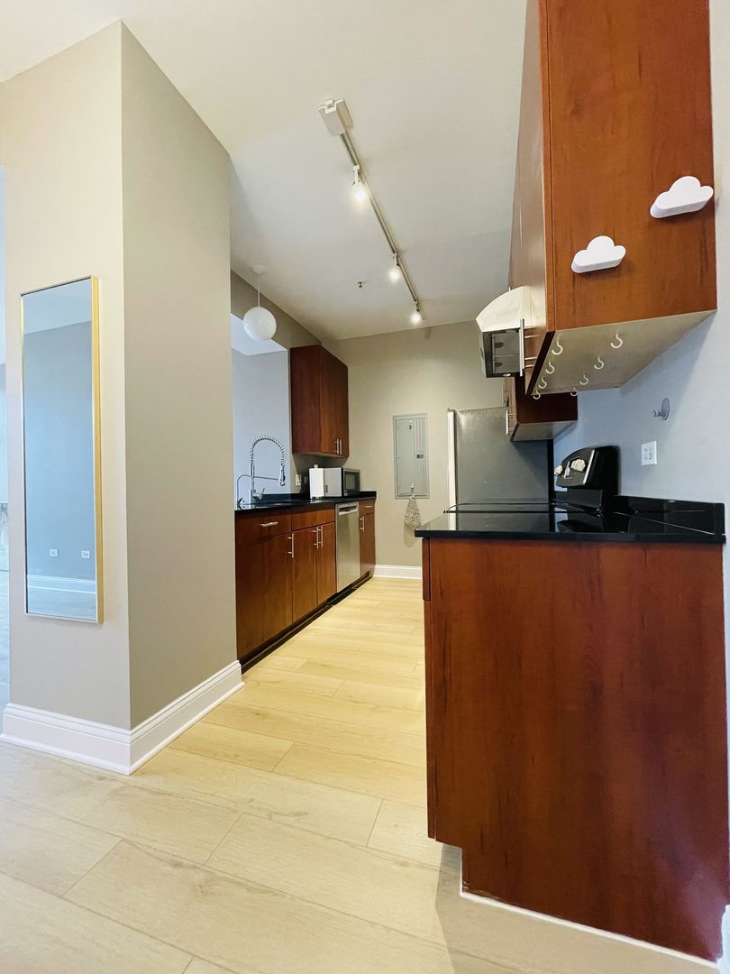 565 W Quincy Street 1008