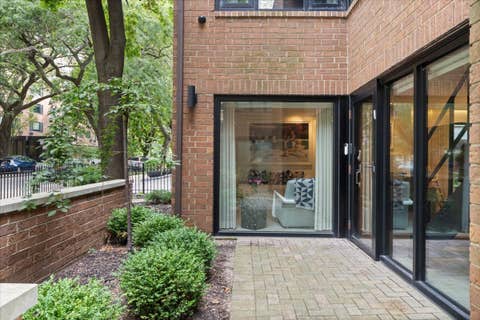 Tiny photo for 345 W BARRY Avenue #8, Chicago, IL 60657 (MLS # 12737973)