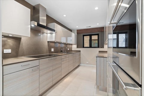 Tiny photo for 345 W BARRY Avenue #8, Chicago, IL 60657 (MLS # 12737973)
