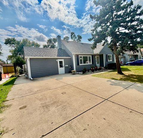 Tiny photo for 6737 104th Place, Chicago Ridge, IL 60415 (MLS # 12479675)