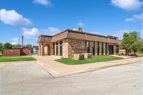 Tiny photo for 24A Kingery Quarter #202, Willowbrook, IL 60527 (MLS # 12465797)