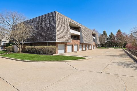 Tiny photo for 200 Red Top Drive #302, Libertyville, IL 60048 (MLS # 12600102)