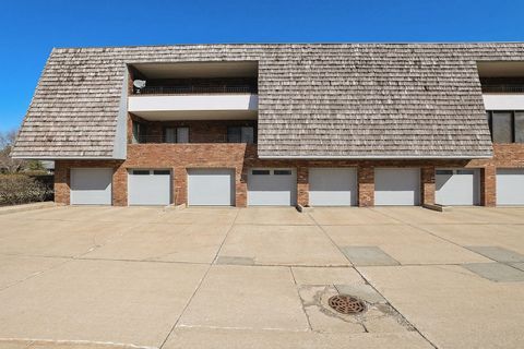 Tiny photo for 200 Red Top Drive #302, Libertyville, IL 60048 (MLS # 12600102)