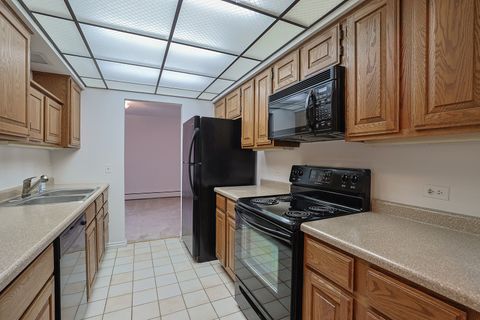 Tiny photo for 200 Red Top Drive #302, Libertyville, IL 60048 (MLS # 12600102)