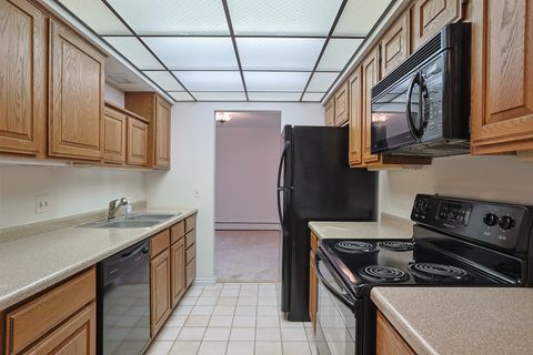 Tiny photo for 200 Red Top Drive #302, Libertyville, IL 60048 (MLS # 12600102)