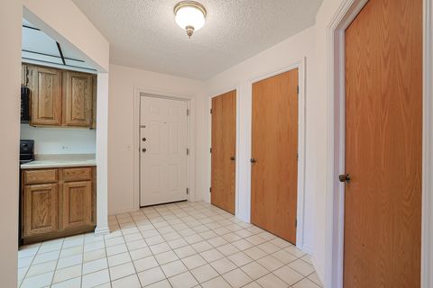 Tiny photo for 200 Red Top Drive #302, Libertyville, IL 60048 (MLS # 12600102)