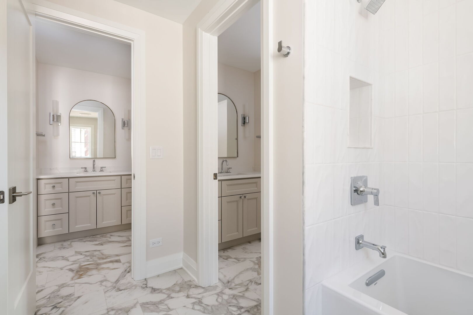 Elmhurst, Illinois 60126, United States, 5 Bedrooms Bedrooms, ,5 BathroomsBathrooms,Residential,Active,255151