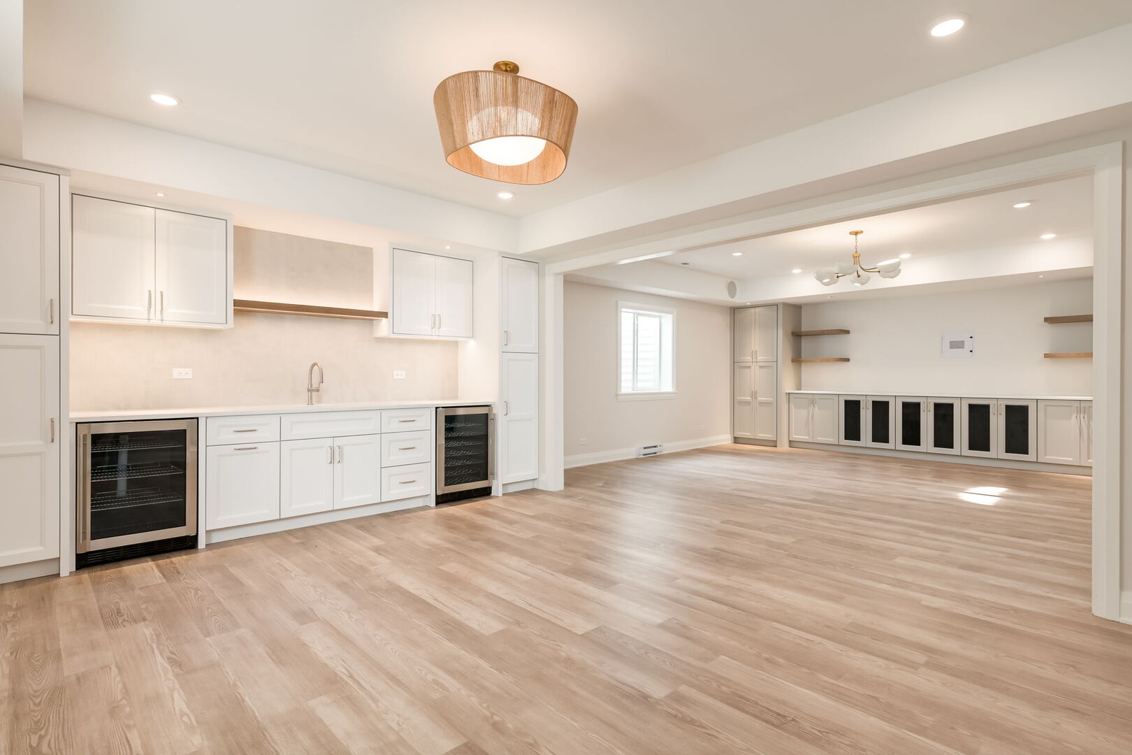 Elmhurst, Illinois 60126, United States, 5 Bedrooms Bedrooms, ,5 BathroomsBathrooms,Residential,Active,255151