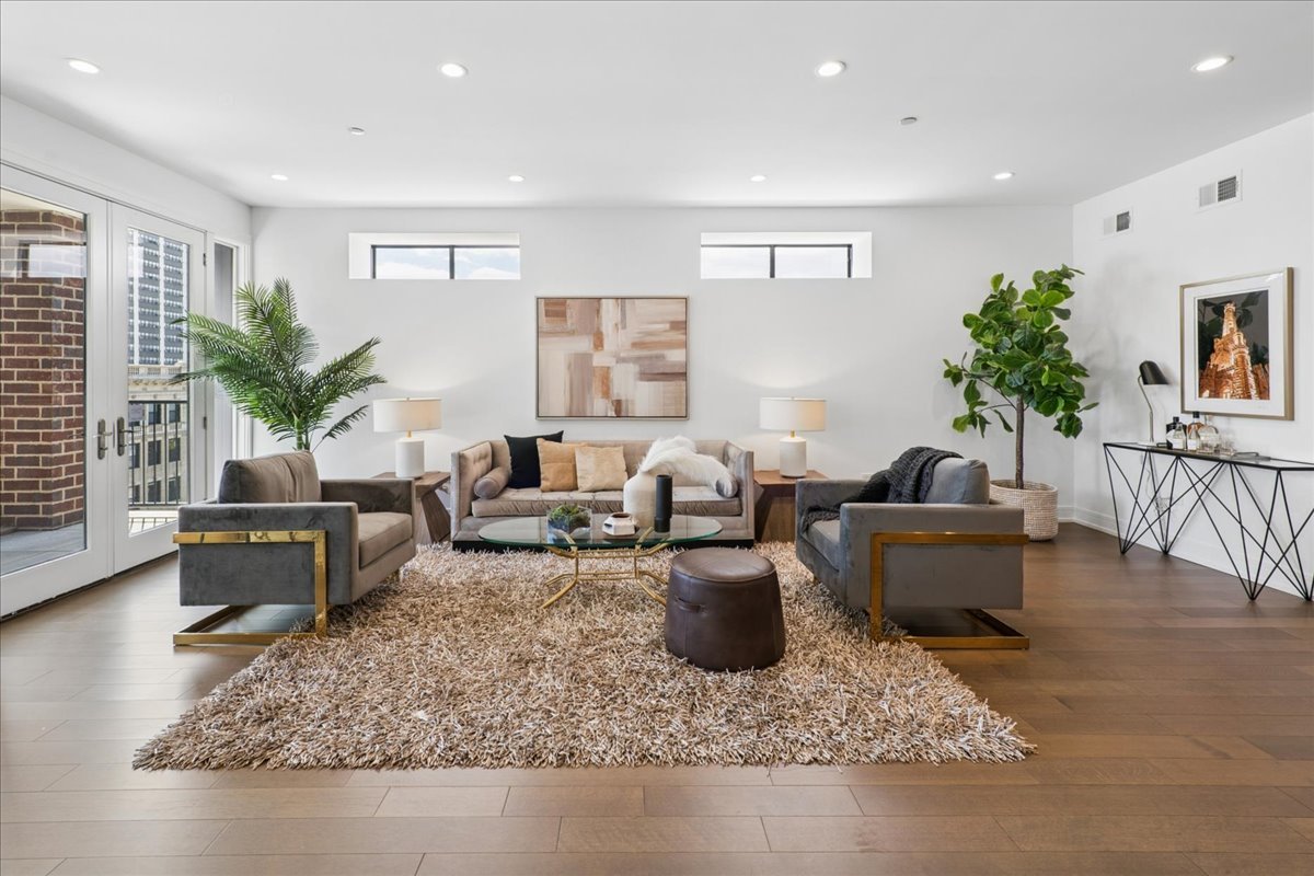 434 W Melrose Street 501