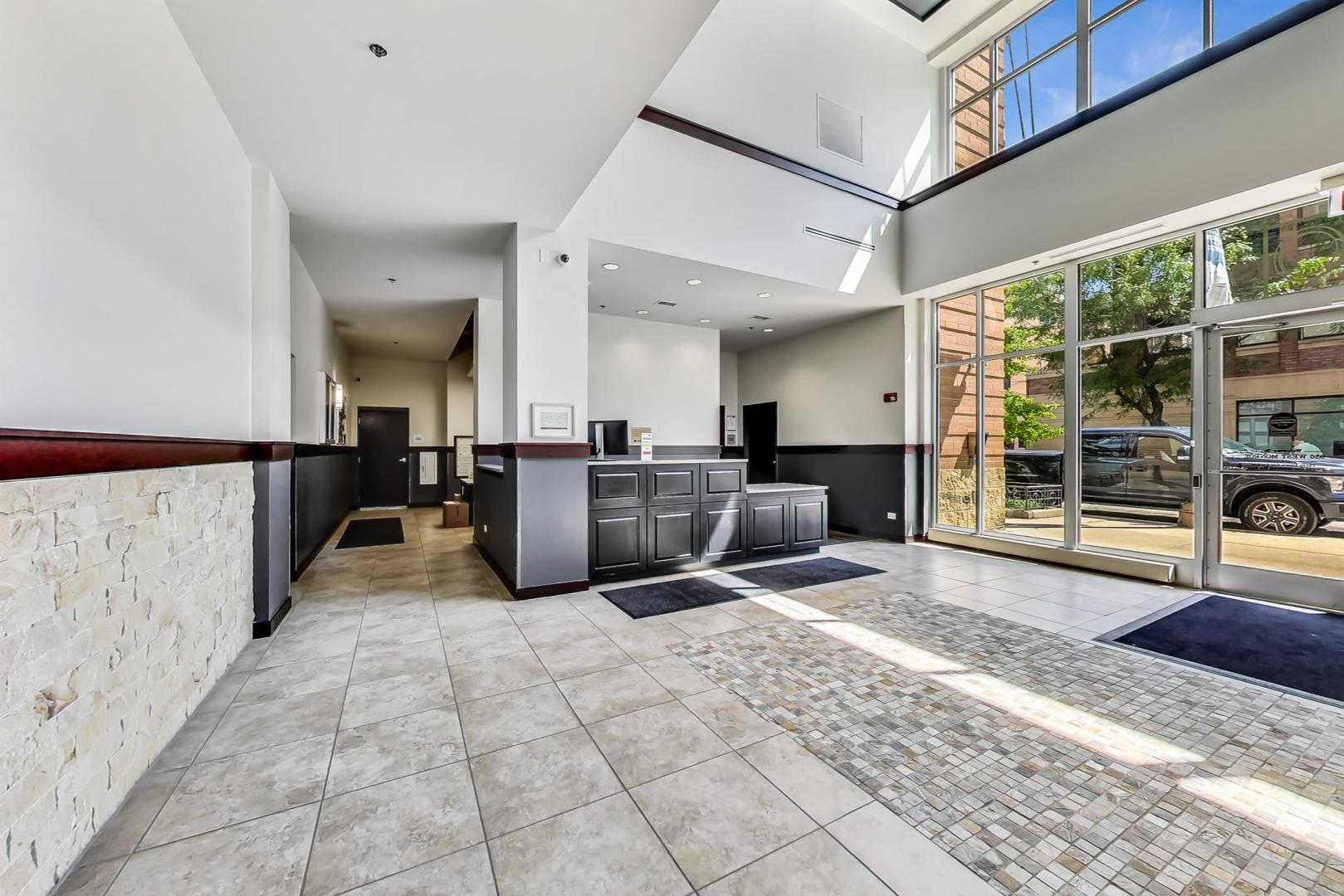 950 W Monroe Street 607