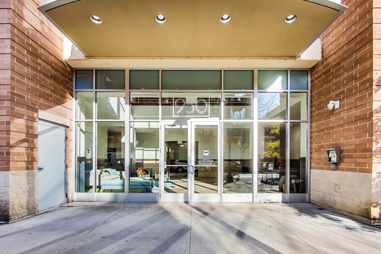 950 W Monroe Street 607