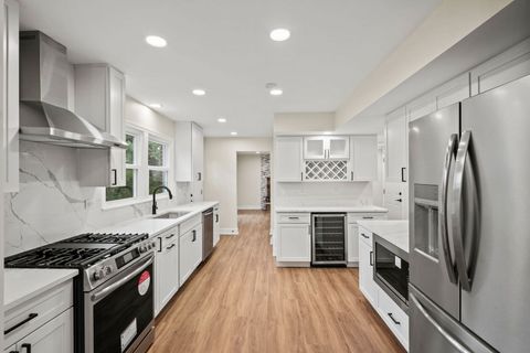 Tiny photo for 2024 E Wintergreen Avenue, Mount Prospect, IL 60056 (MLS # 12492580)