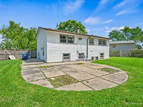 Tiny photo for 400 Lillian Lane, Des Plaines, IL 60016 (MLS # 12697591)
