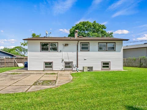 Tiny photo for 400 Lillian Lane, Des Plaines, IL 60016 (MLS # 12697591)