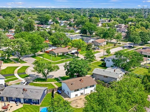 Tiny photo for 400 Lillian Lane, Des Plaines, IL 60016 (MLS # 12697591)