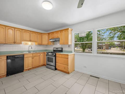 Tiny photo for 400 Lillian Lane, Des Plaines, IL 60016 (MLS # 12697591)