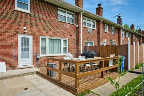 Tiny photo for 926 N Boxwood Drive #B, Mount Prospect, IL 60056 (MLS # 12626271)