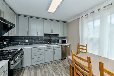 Tiny photo for 926 N Boxwood Drive #B, Mount Prospect, IL 60056 (MLS # 12626271)