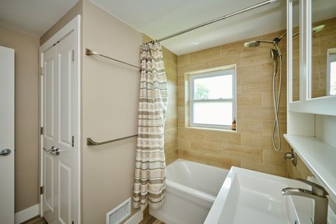 Tiny photo for 926 N Boxwood Drive #B, Mount Prospect, IL 60056 (MLS # 12626271)