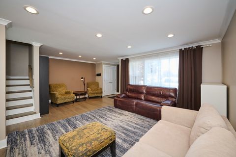 Tiny photo for 926 N Boxwood Drive #B, Mount Prospect, IL 60056 (MLS # 12626271)