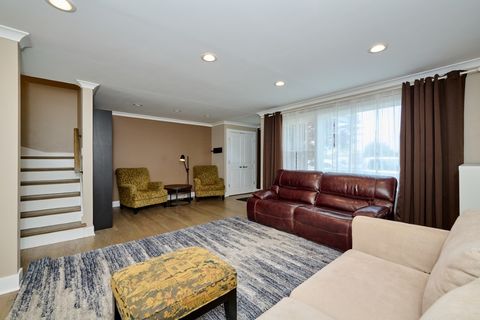 Tiny photo for 926 N Boxwood Drive #B, Mount Prospect, IL 60056 (MLS # 12626271)