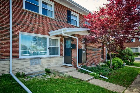 Photo of 926 N Boxwood Drive #B, Mount Prospect, IL 60056 (MLS # 12626271)
