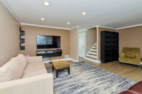 Tiny photo for 926 N Boxwood Drive #B, Mount Prospect, IL 60056 (MLS # 12626271)