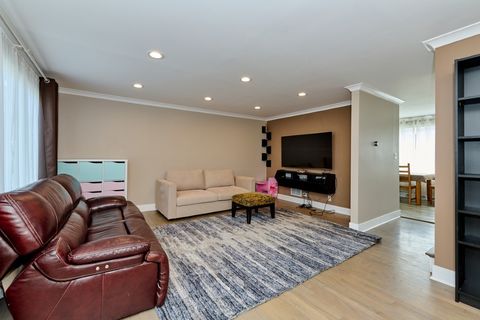 Tiny photo for 926 N Boxwood Drive #B, Mount Prospect, IL 60056 (MLS # 12626271)