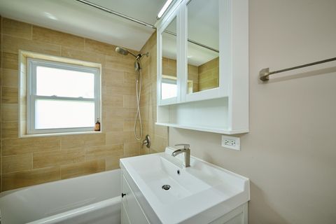 Tiny photo for 926 N Boxwood Drive #B, Mount Prospect, IL 60056 (MLS # 12626271)