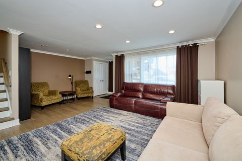 Tiny photo for 926 N Boxwood Drive #B, Mount Prospect, IL 60056 (MLS # 12626271)