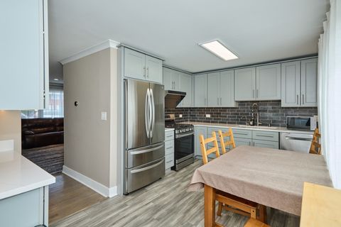 Tiny photo for 926 N Boxwood Drive #B, Mount Prospect, IL 60056 (MLS # 12626271)