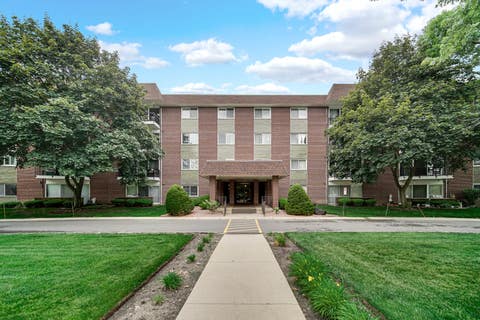 Photo of 1030 S Fernandez Avenue S #4-M, Arlington Heights, IL 60005 (MLS # 12724139)