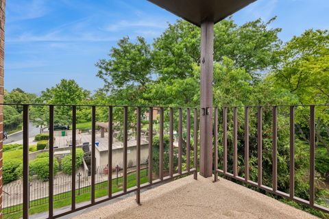 Tiny photo for 125 Boardwalk Place #201, Park Ridge, IL 60068 (MLS # 12655463)