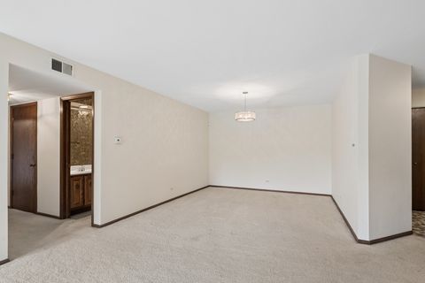 Tiny photo for 125 Boardwalk Place #201, Park Ridge, IL 60068 (MLS # 12655463)