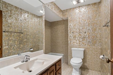 Tiny photo for 125 Boardwalk Place #201, Park Ridge, IL 60068 (MLS # 12655463)