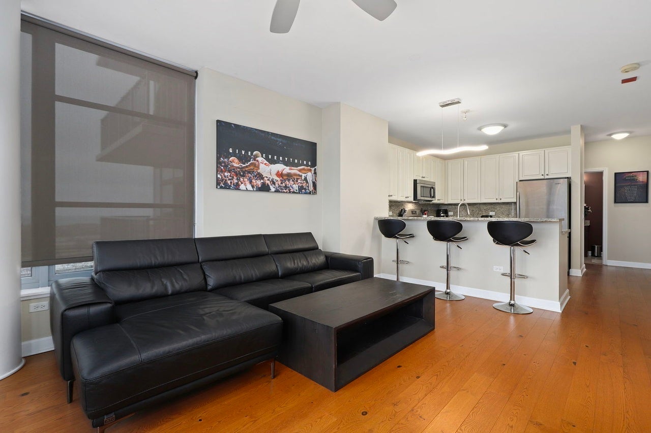 1600 S Prairie Avenue 1204