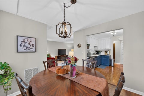 Tiny photo for 460 Raintree Court #1H, Glen Ellyn, IL 60137 (MLS # 12766713)
