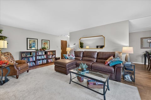Tiny photo for 460 Raintree Court #1H, Glen Ellyn, IL 60137 (MLS # 12766713)