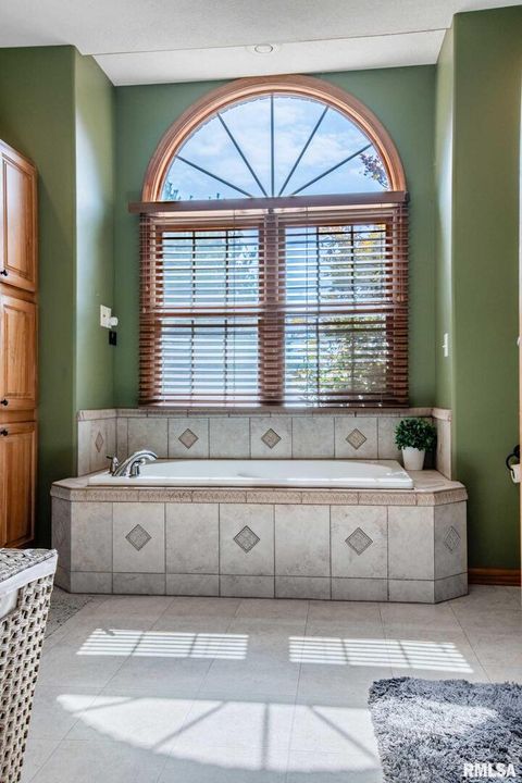 Tiny photo for 1615 POSEY Street, Marion, IL 62959 (MLS # EB458477)