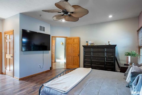 Tiny photo for 1615 POSEY Street, Marion, IL 62959 (MLS # EB458477)