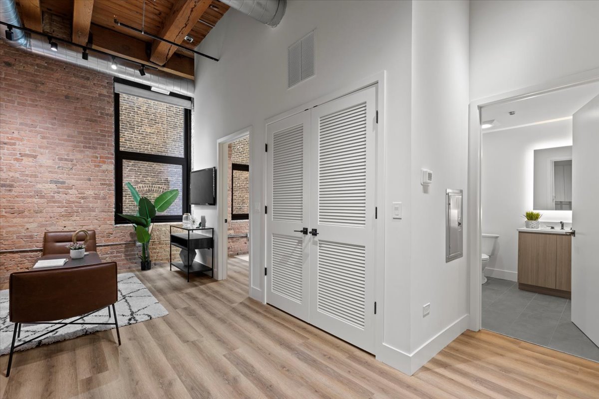 153 W Ohio Street 208